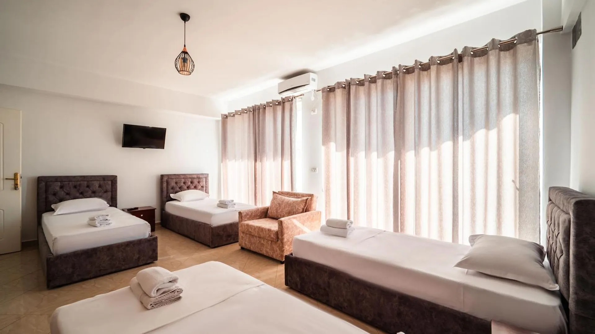 Alnes Hotel Sarandë 3*,