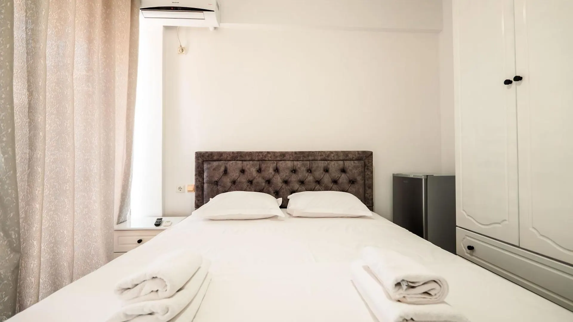 Alnes Hotel Sarandë 3*,